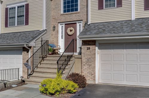 29 Cobblestone Ct, Hartford, CT 06111-5150