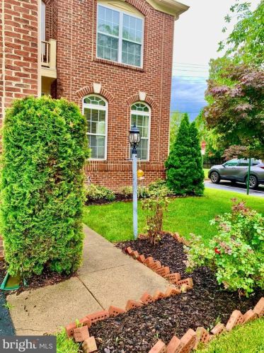 302 Senate Ct, Herndon VA  20170-5487 exterior