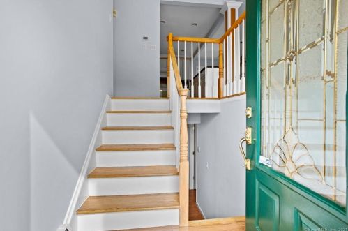 19 Three Seasons Ln, Norwalk, CT 06851-2304