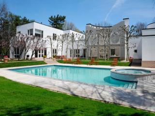 25 Windrose Way, Greenwich, CT 06830-7232