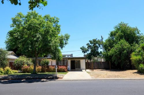 2126 Ellis St, Modesto, CA 95354-1747