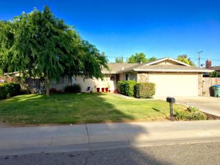 1530 Burke St, Visalia, CA 93292-2223