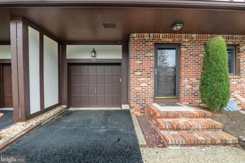 13 Cambridge Dr, Trenton, NJ 08628-2227
