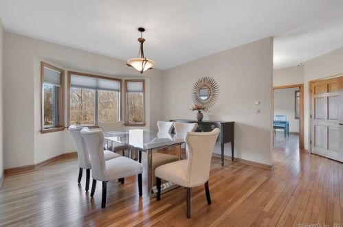2 Wheatfield Dr, Wallingford CT  06492-5453 exterior