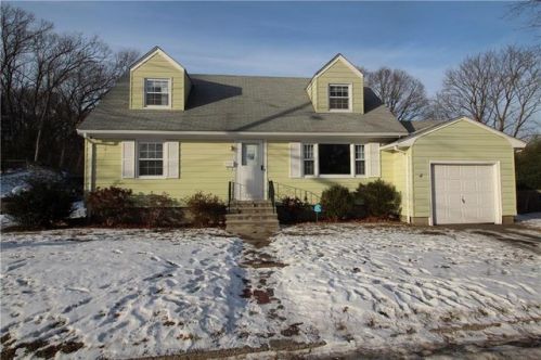 11 Burwell St, Lincoln, RI 02865-2042
