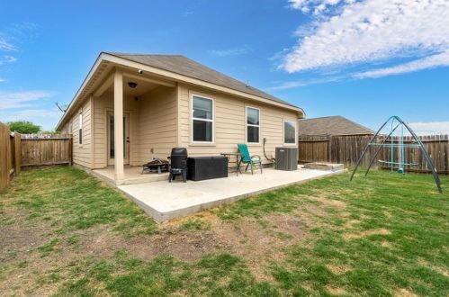 1649 Treeta Trl, Uhland TX 78640 exterior