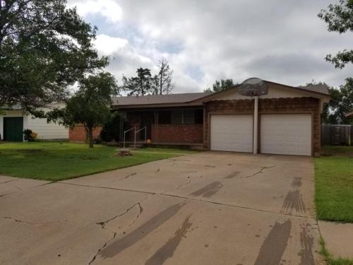 2017 19th St, Plainview, TX 79072-4031