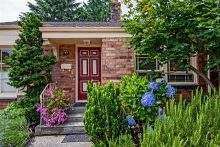 1933 Clise Pl, Seattle, WA 98199-4027