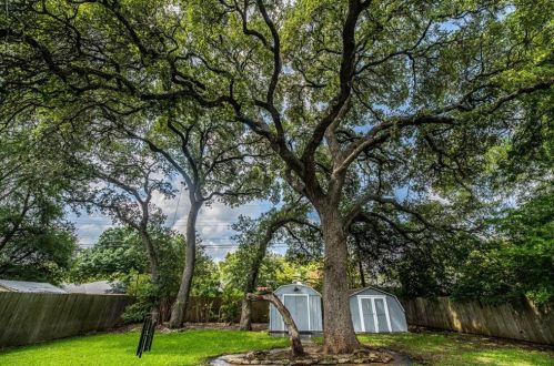 2207 Fair Oaks Dr, Austin TX  78745-2751 exterior