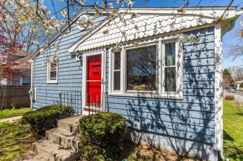 6 Sweeney St, Lincoln, RI 02865-1632