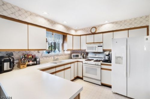 15 Maple Ct, Flemington, NJ 08822-3174