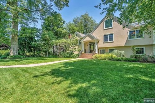 25 Chatham Pl, Ridgewood, NJ 07452-1210