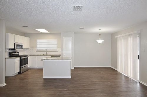 300 Rosewood Ln, Cedar Hill TX  75104-2932 exterior