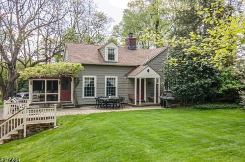 1031 Clarkes Ln, Scotch Plains, NJ 07076-3402