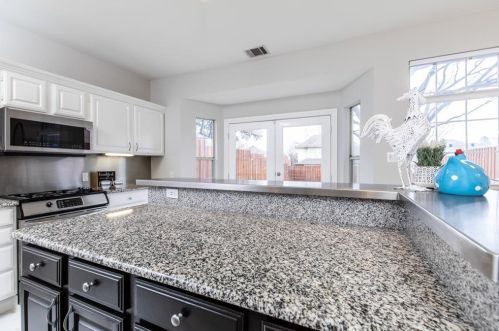 2124 Larkspur Dr, Carrollton TX 75010-4040 exterior