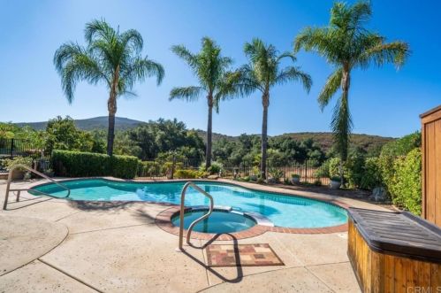 25953 Matlin Rd, Ramona, CA 92065-4817