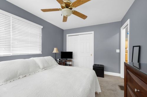 6005 Bentley Ave, Willowbrook IL 60527-1958 exterior