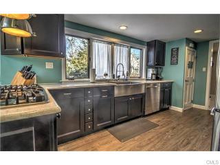 6 Central Ave, Milford, CT 06460-4704