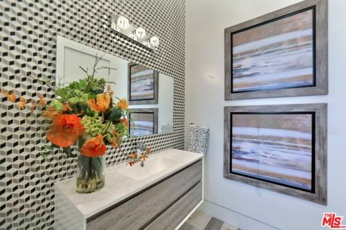 5128 Noble Ave, Van Nuys CA  91403-1376 exterior