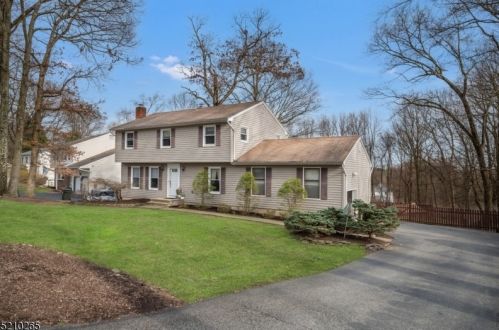 2 Karen Pl, Mount Olive, NJ 07828-1014