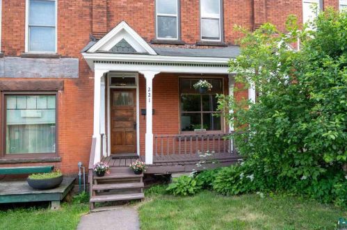 221 15th Ave, Duluth, MN 55805-2332