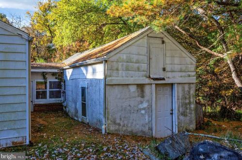 15800 Thompson Rd, Silver Spring MD 20905-3957 exterior