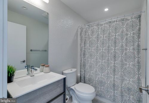 720 4 St, Philadelphia PA 19147-3127 exterior