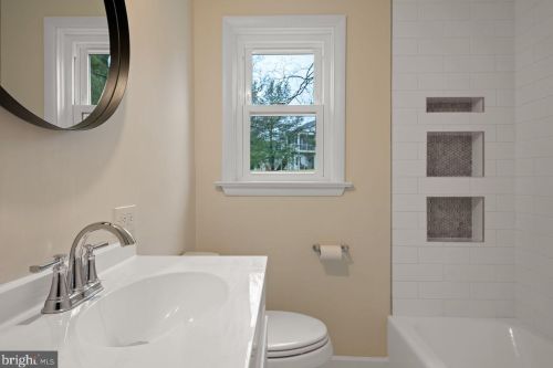 564 Lampeter Rd, Lancaster PA  17602-4010 exterior