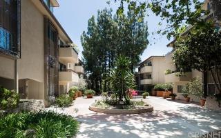 6740 Hillpark Dr, Los Angeles CA  90068-2173 exterior