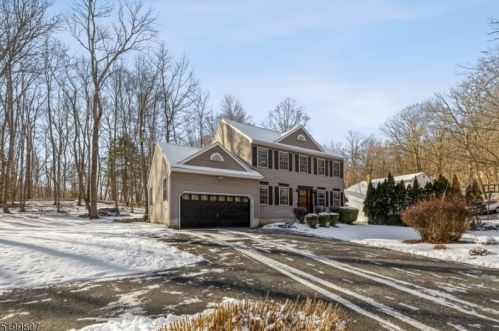 60 Sleepy Hollow Rd, Andover, NJ 07821-3324