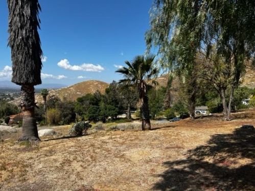 2270 Mt Vernon Ave, Riverside CA  92507-4624 exterior