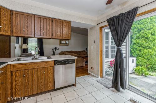 930 Chase Ct, Gurnee, IL 60031-3123