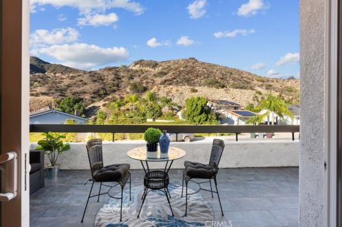 1130 Old Phillips Rd, Glendale CA  91207-1112 exterior