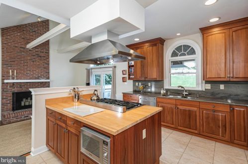 1 Tomlyn Dr, Princeton NJ  08540-4316 exterior