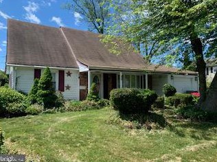 24 Galaxy Ln, Willingboro, NJ 08046-3245