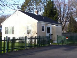 464 Forest Ave, Middletown RI  02842-4629 exterior