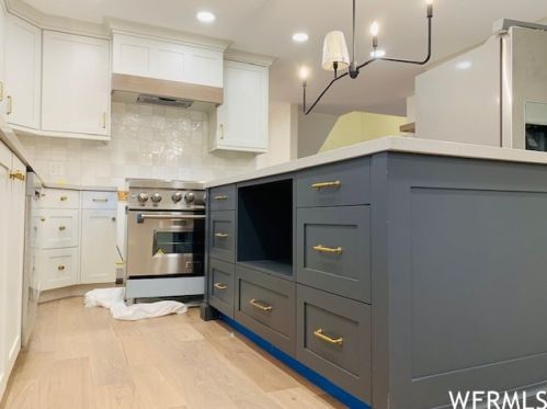 2992 Tracy Dr, Sandy UT 84093-2026 exterior