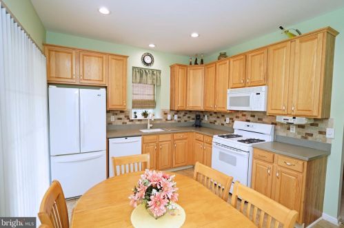 175 Meadowlark Dr, Trenton NJ  08690-3545 exterior