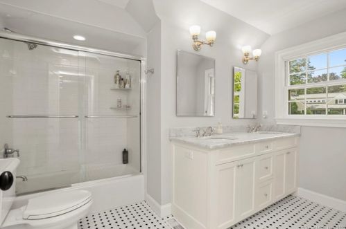 24 Martin Dl, Greenwich CT  06830-4742 exterior