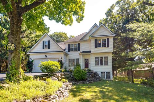 6808 Normandy Dr, Spring Grove, IL 60081-8163