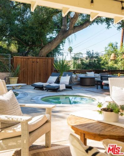 2660 Glenoaks Blvd, Glendale CA  91206-3107 exterior