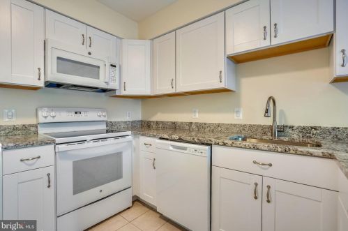 1386 Northgate Sq, Herndon, VA 20190-3713
