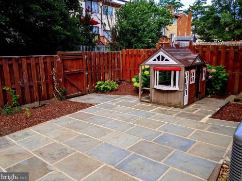 8069 Powderbrook Ln, Springfield VA  22153-2927 exterior