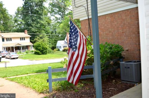 8715 Kenilworth Dr, Springfield VA  22151-1101 exterior