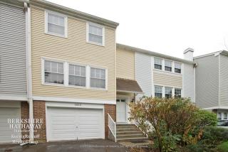 1823 Lancashire Ct, Schaumburg, IL 60194-2225
