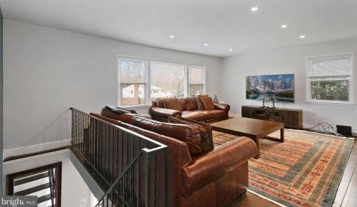 6717 Holford Ln, Springfield VA  22152-2935 exterior