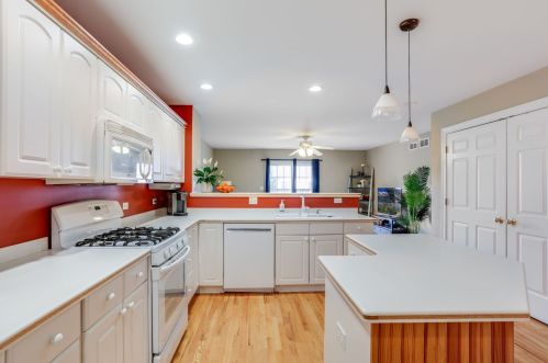 1473 Queen Ann Ln, Gurnee, IL 60031-1902
