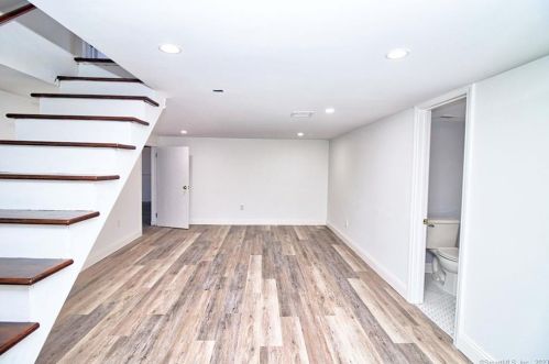 5 Walnut Ave, Huntington CT  06484-2913 exterior