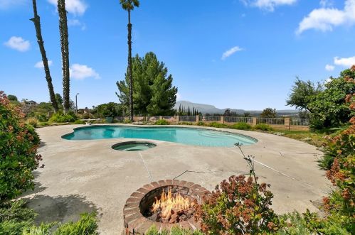 16350 Rancho Escondido Dr, Riverside CA  92506-5816 exterior