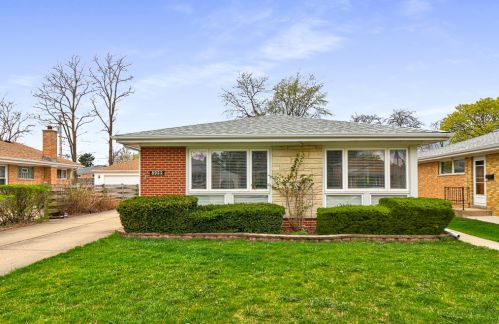 8922 National Ave, Morton Grove, IL 60053-2027